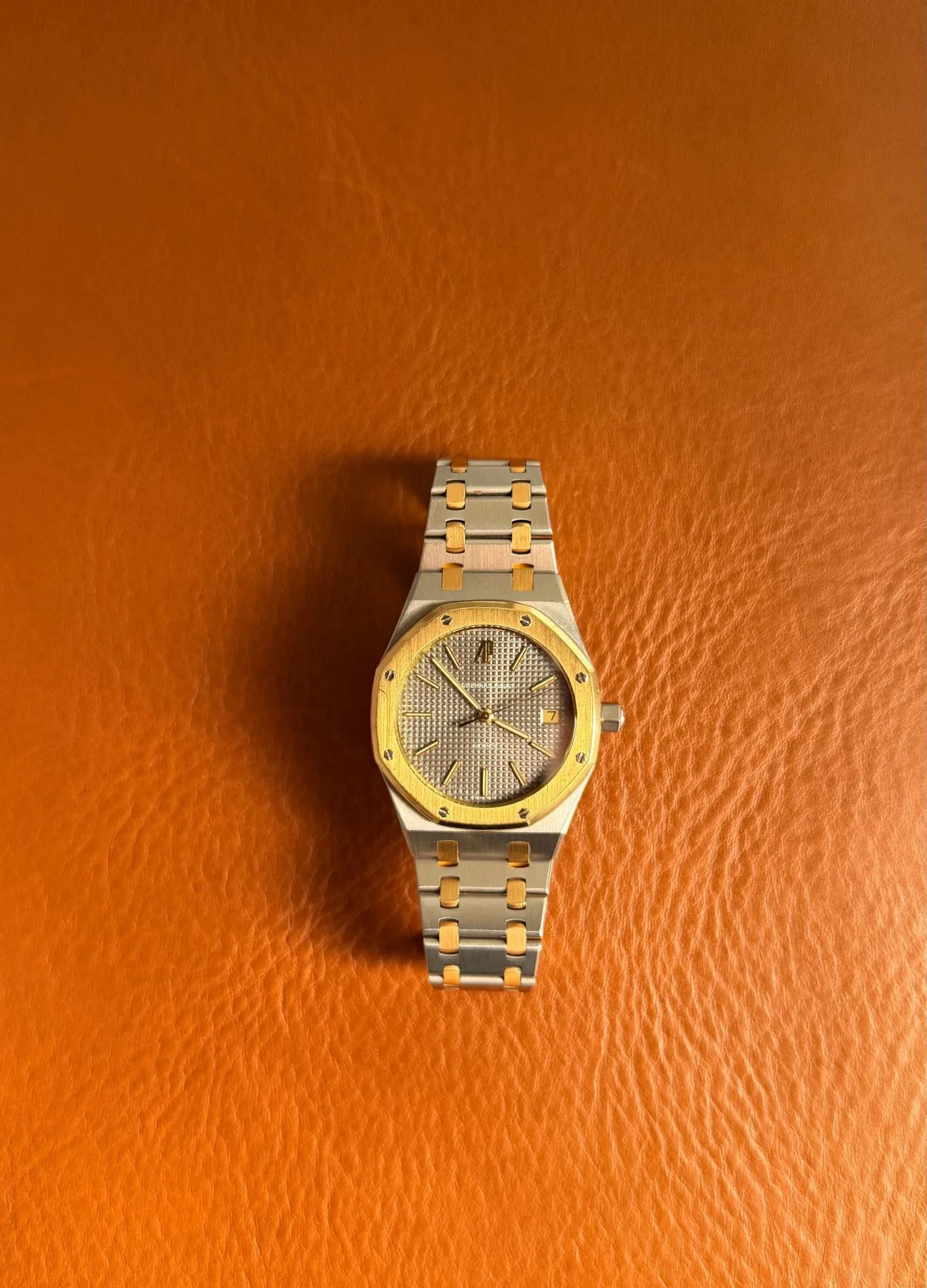 Audemars Piguet Royal Oak 14700SA “Mini Jumbo” visto de frente, por inteiro, sobre couro