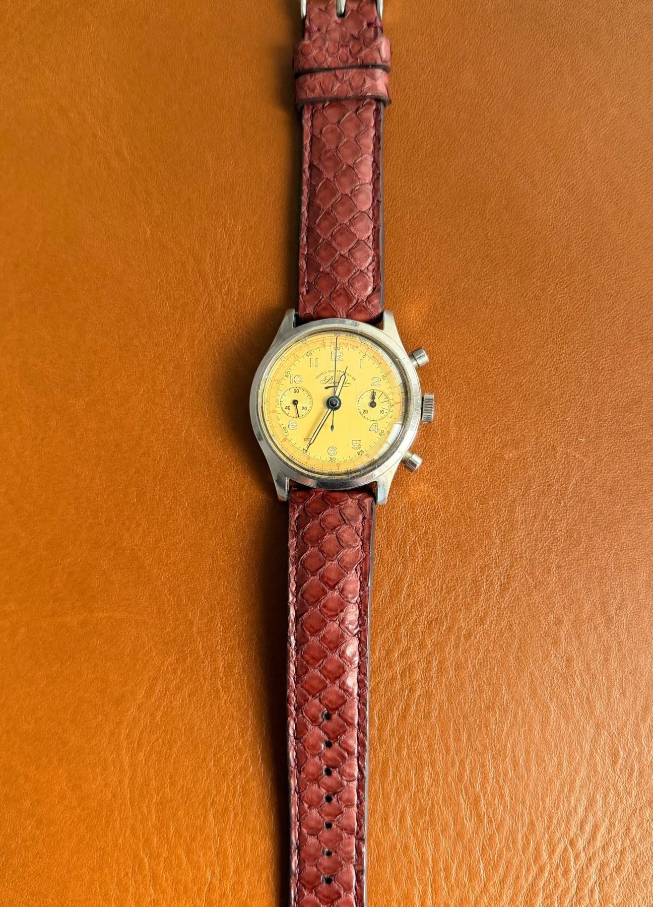 Bovet Chronograph “Mono-Rattrapante” visto de frente, por inteiro, sobre couro