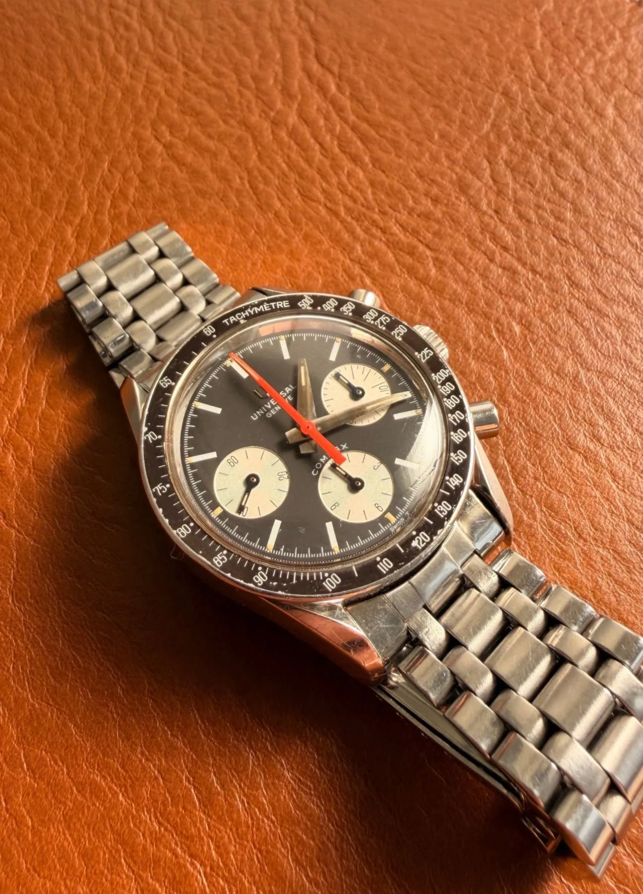 Universal Genève Compax Ref. 885103/01 “Evil Nina” em ângulo, com o mostrador em detalhe